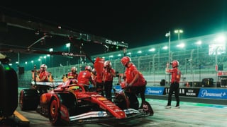 Lewis Hamilton se ve superado por el Ferrari