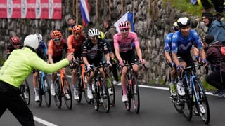 El Movistar roza otro triunfo el día que gran rival de Pogacar se va al suelo