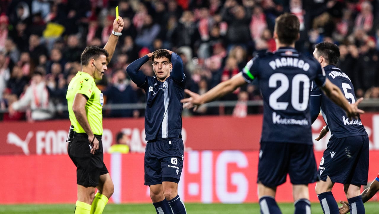 Indignación en la Real Sociedad por el árbitro del derbi ante el Athletic 