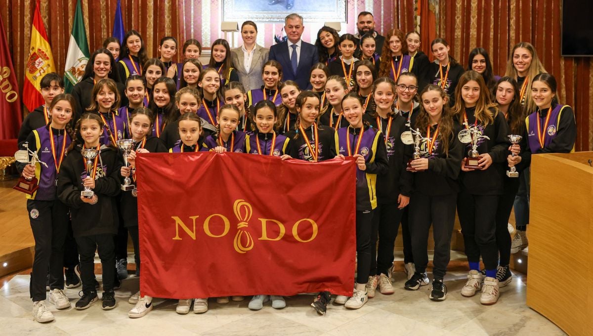 El Ayuntamiento reconoce a las deportistas del CD Las Flores Sevilla