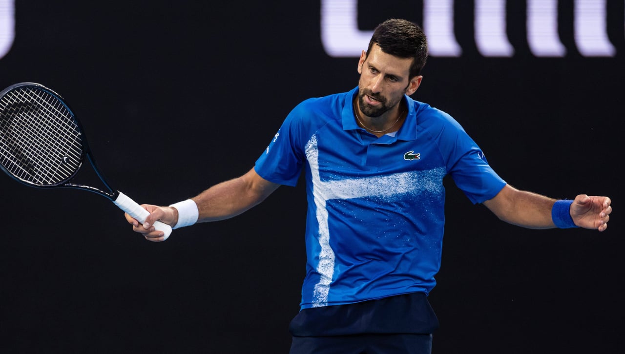 Djokovic gana pero enciende las alarmas de Australia