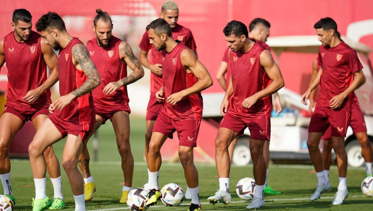 Ocampos vuelve con el grupo y el Sevilla FC inscribe a sus tres fichajes en LaLiga