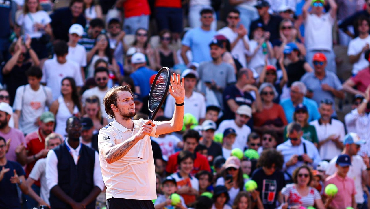 El díscolo que sale de fiesta antes de los partidos amenaza a la sensación de Roland Garros