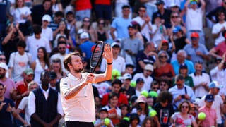 El díscolo que sale de fiesta antes de los partidos amenaza a la sensación de Roland Garros
