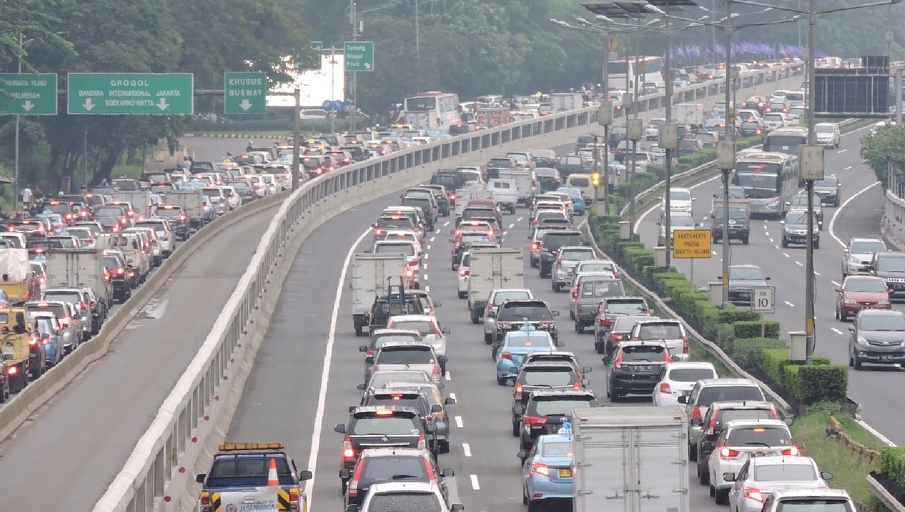 La DGT lo cambia todo y piensa nuevas reglas de circulación: Un euro por conducir y mínimo dos personas por coche