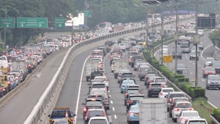 La DGT lo cambia todo y piensa nuevas reglas de circulación: Un euro por conducir y mínimo dos personas por coche