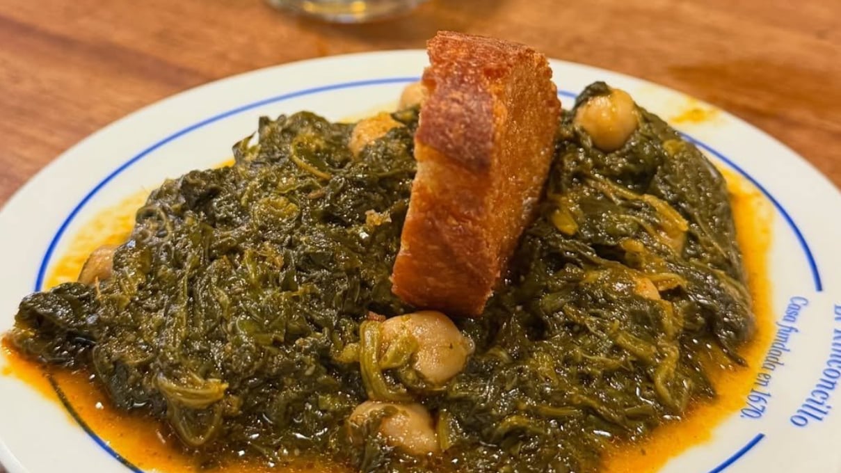 Las espinacas con garbanzos, el plato estrella del bar más antiguo de España... ¡Y está en Sevilla!