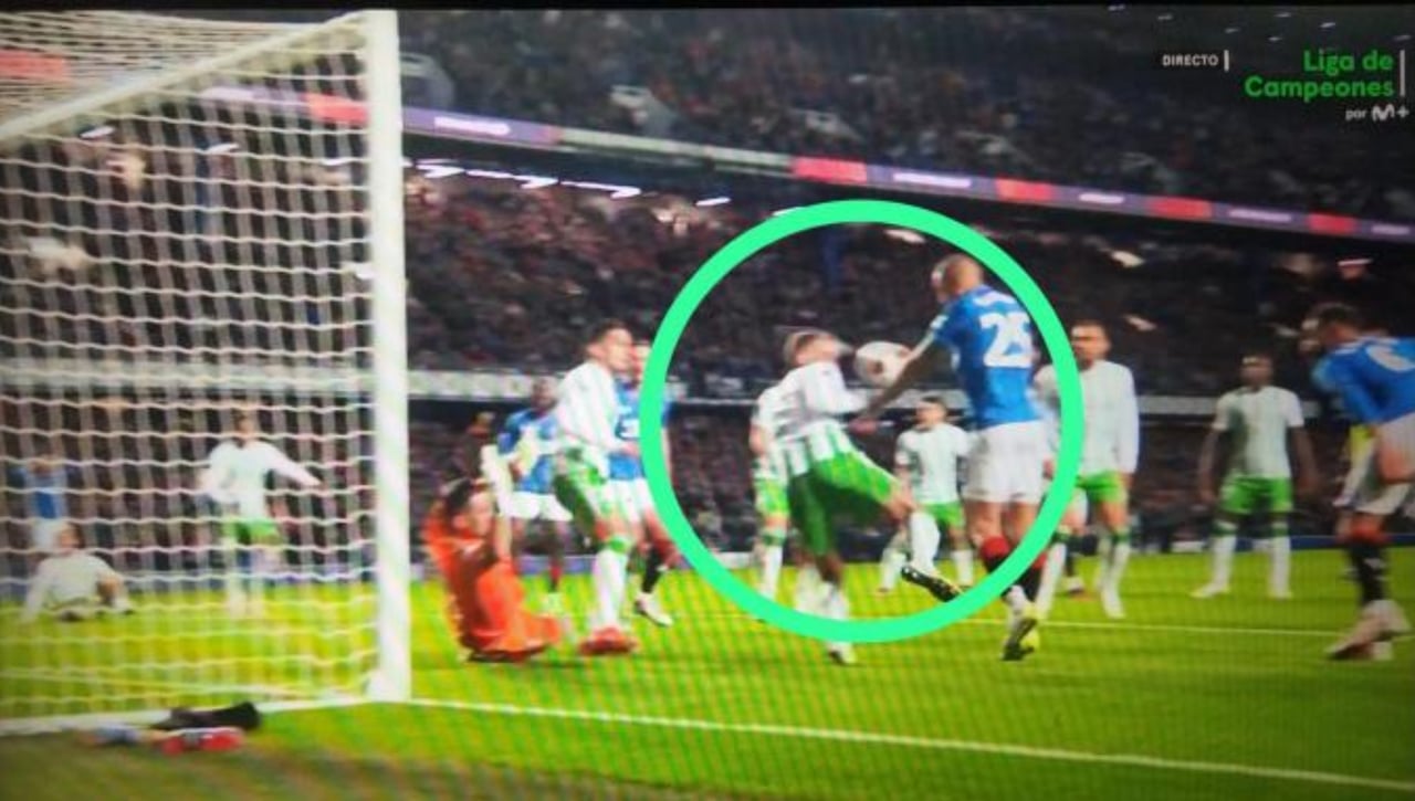 La polémica del Rangers - Betis: la mano en el gol que no castigó el VAR
