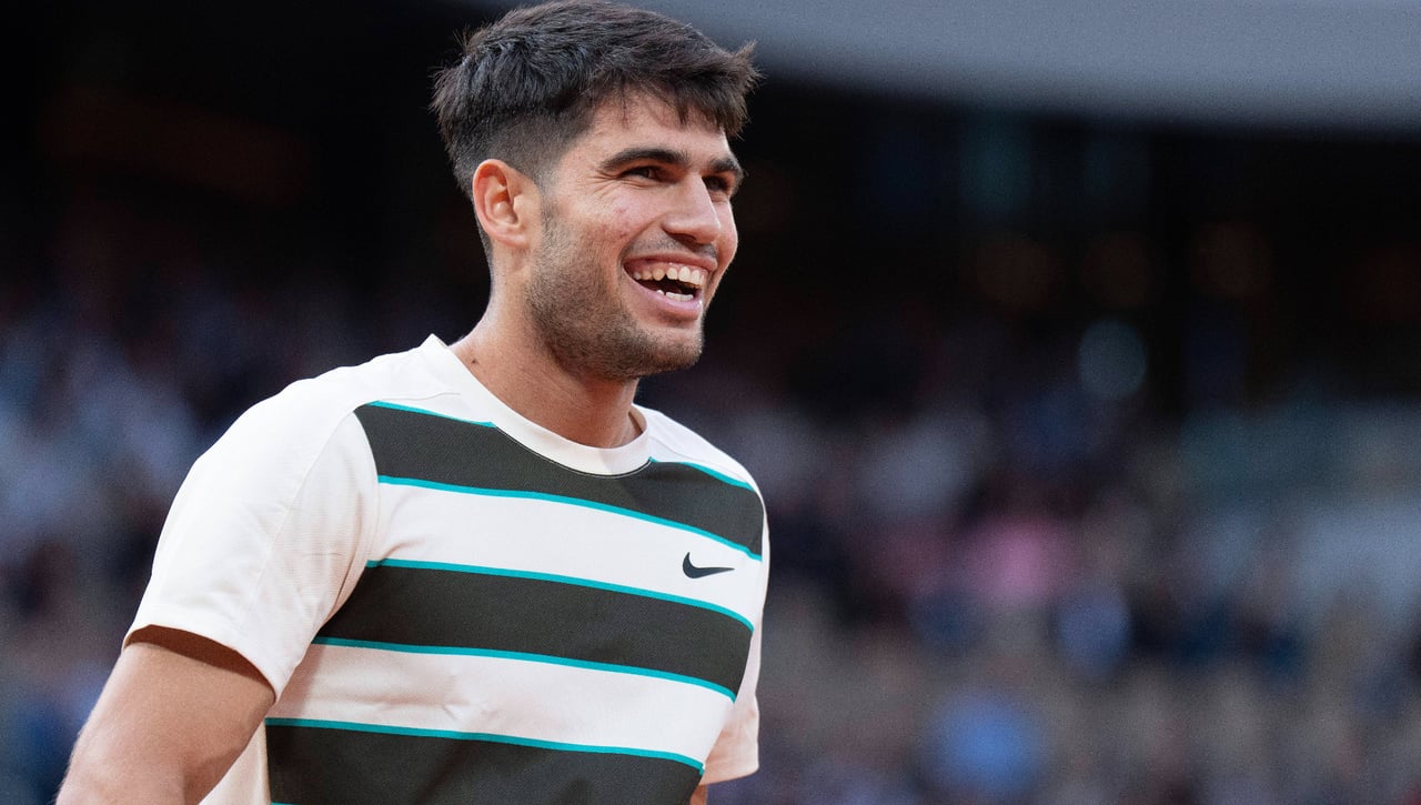 Carlos Alcaraz 'se olvida' por un momento de Roland Garros