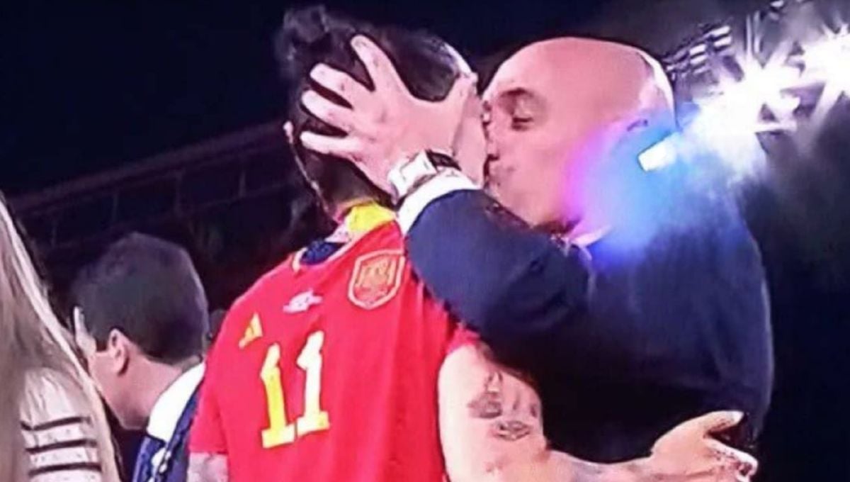 El beso viral de Luis Rubiales con Jenni Hermoso durante la celebración de España