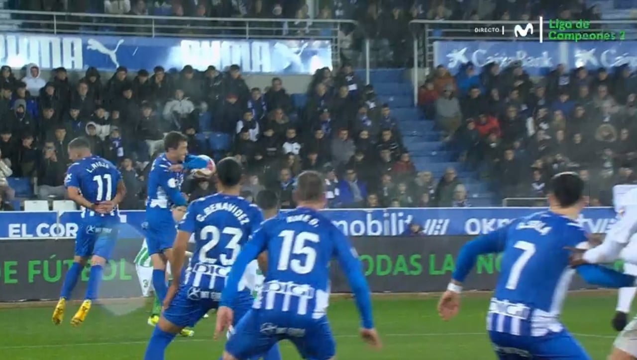 Los posibles penaltis, no pitados, en el Alavés - Betis