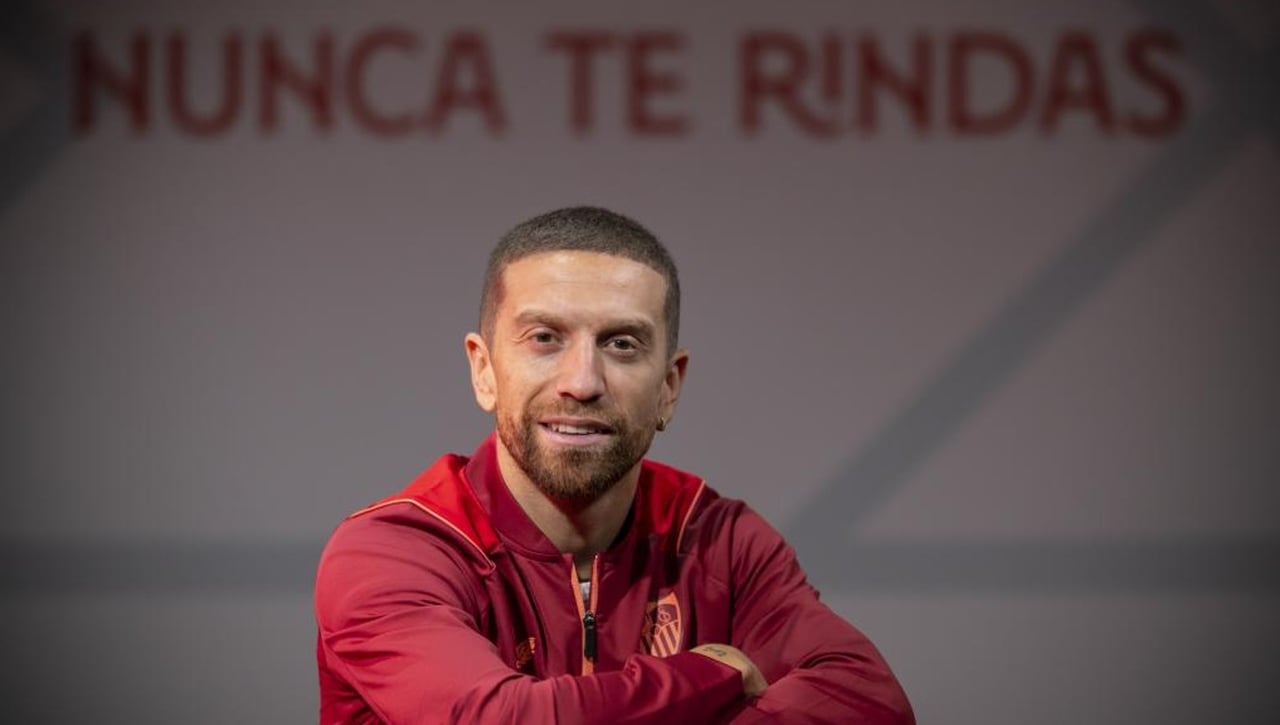 Le abren la puerta al Papu y él dice adiós