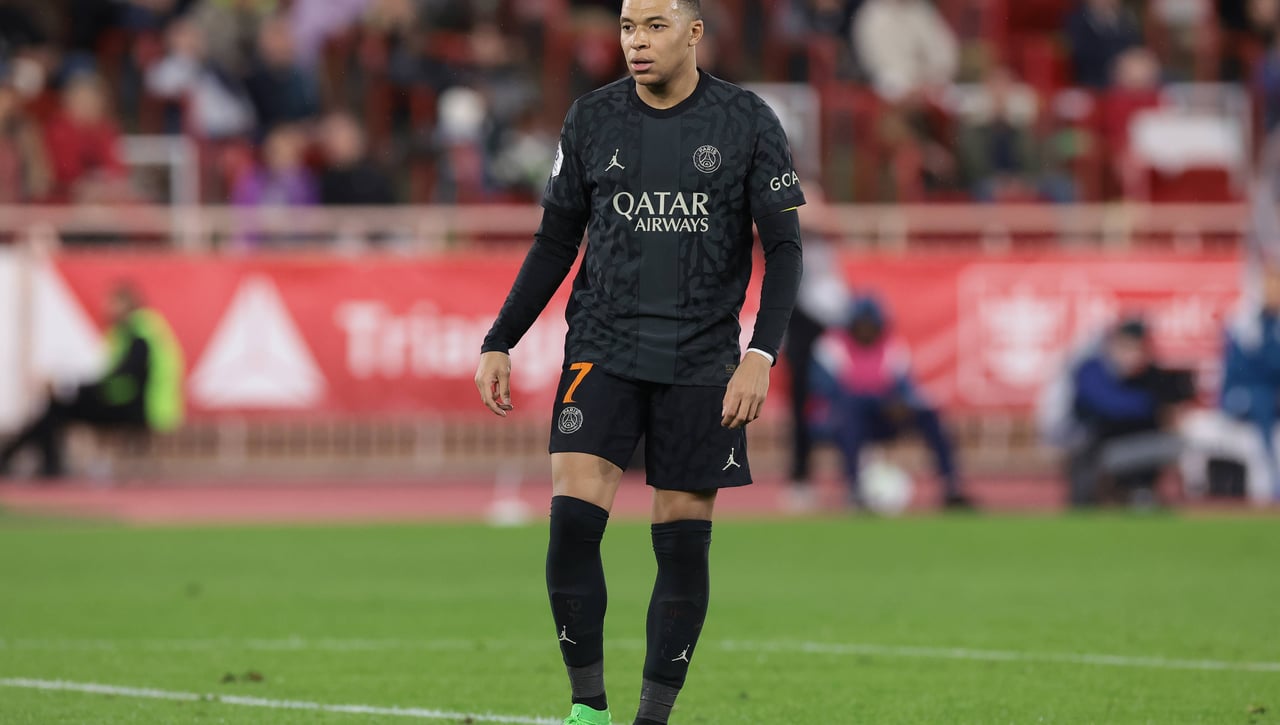 La reacción de Mbappé cuando le piden que firme una pancarta del Real Madrid 