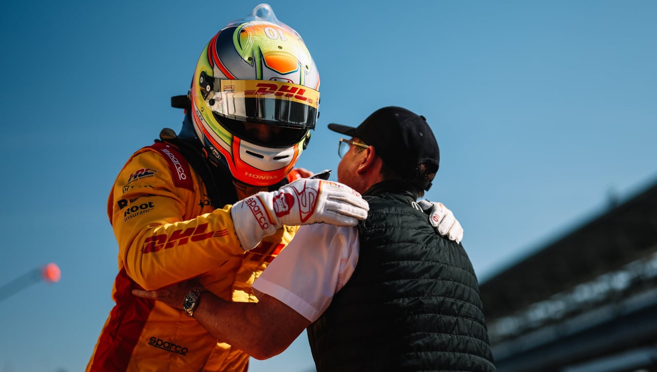 Álex Palou se lleva el primer golpe en las 500 millas de Indianápolis