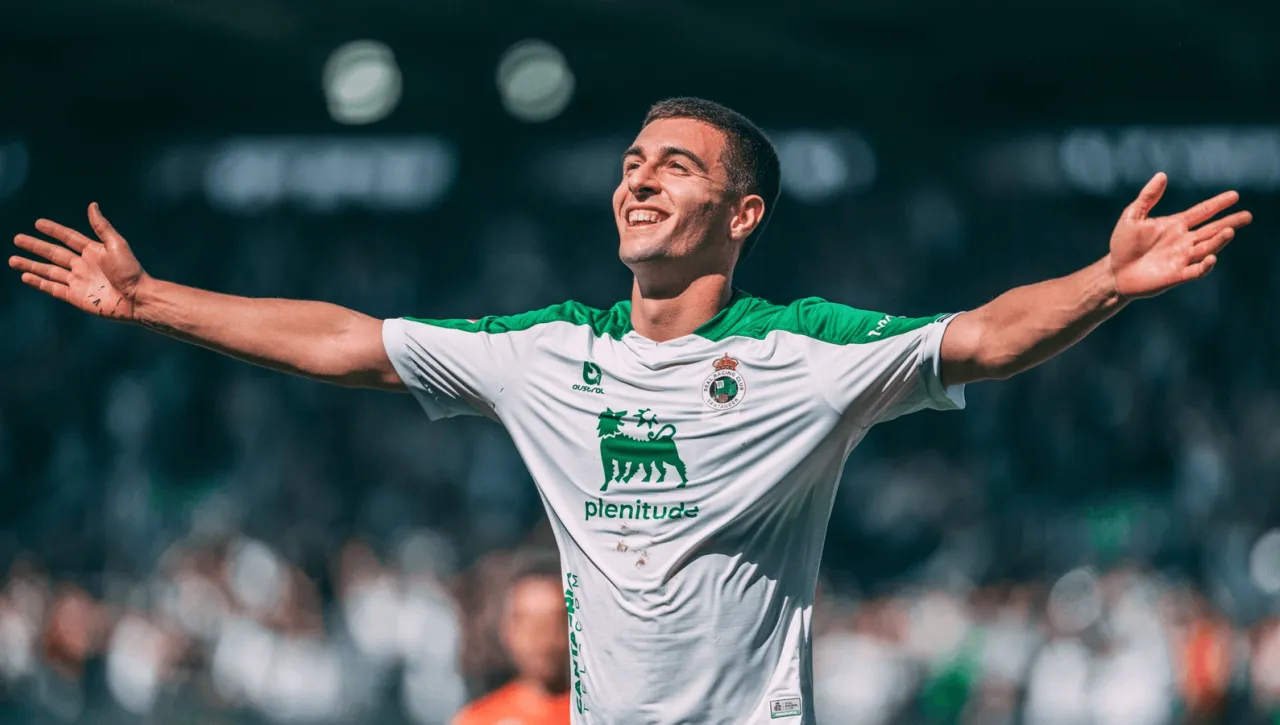 El Racing de Santander "estaría encantado" de que Karrikaburu siguiese