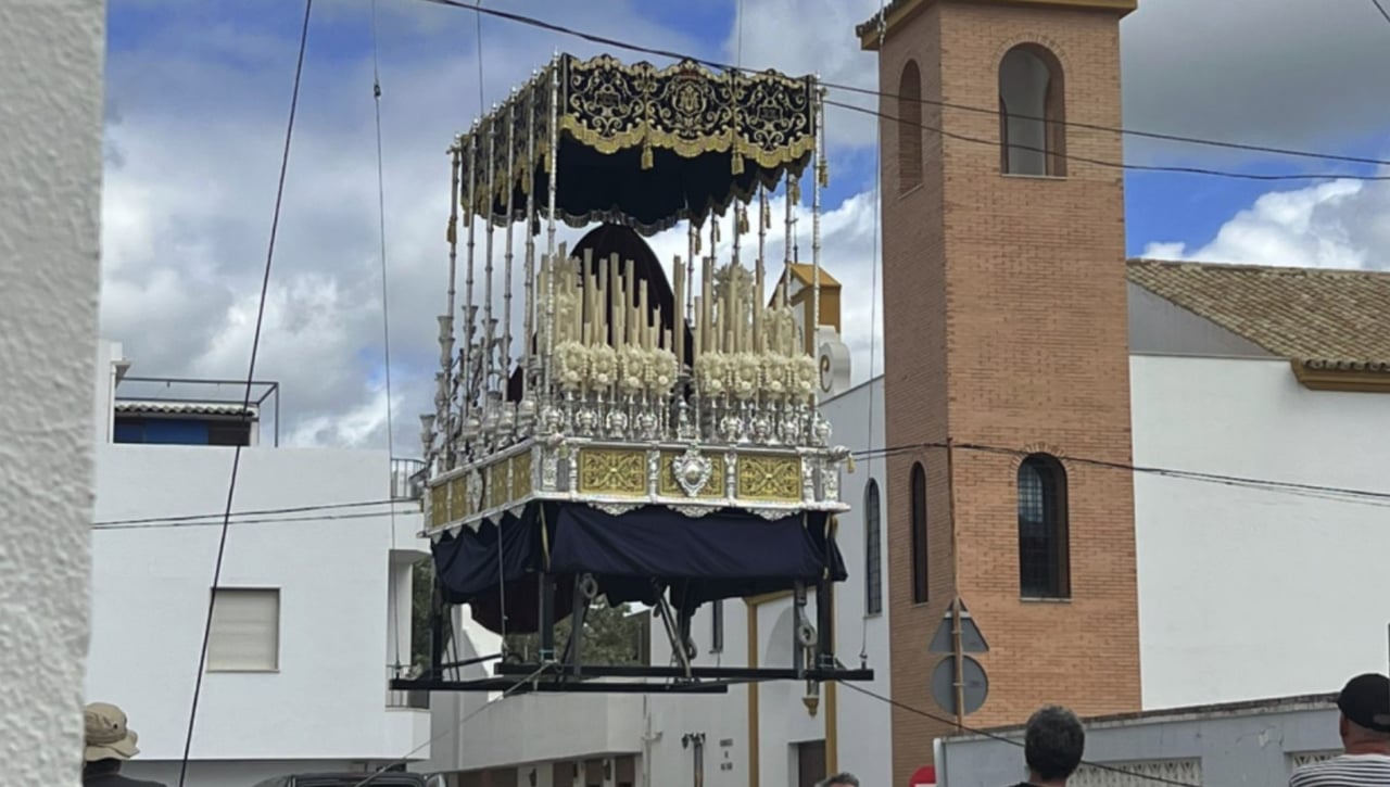 El palio del Polígono San Pablo vuela por los aires