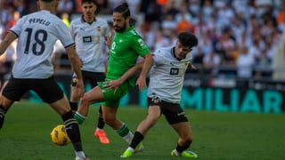 Pellegrini sienta anticipadamente a Isco, pensando en el derbi... y en su rodilla