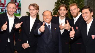 Polémica en Italia por las prostitutas de Berlusconi en la comida de Navidad del Monza