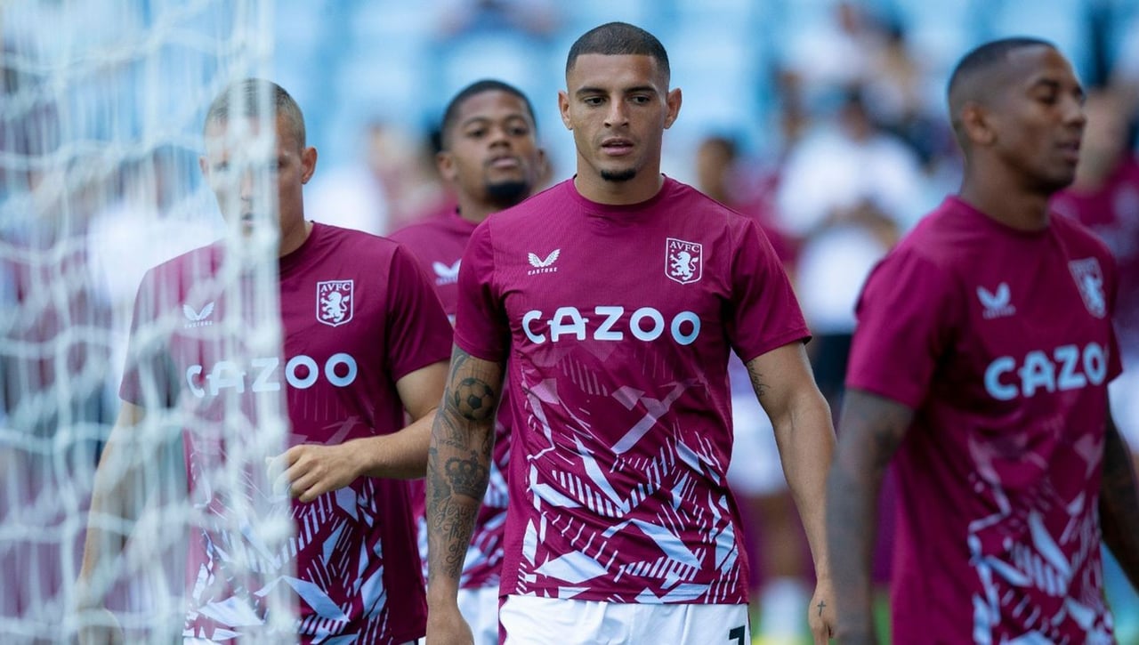 Diego Carlos dice adiós a la temporada y el Aston Villa mira a un central vinculado con el Sevilla