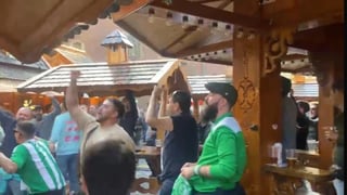 La afición del Betis aún sigue celebrando en Wroclaw pese a perder la Conference League