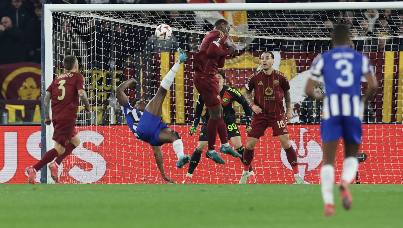 La asombrosa chilena de Samu Omorodion, insuficiente para el Porto