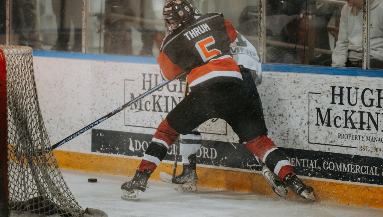 Jugador de hockey hielo, ex de la NHL, muere degollado por la cuchilla de un patín