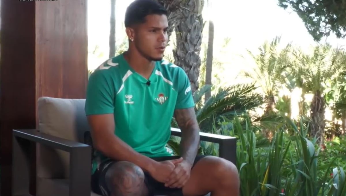 Empieza "desde cero" en el Betis con una cifra de goles en mente y una lección aprendida