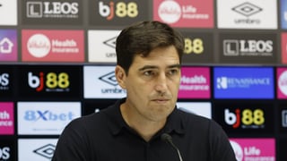 La renovación de Andoni Iraola, en pausa