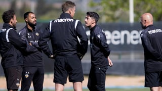 El increíble salto de Primera RFEF al Feyenoord