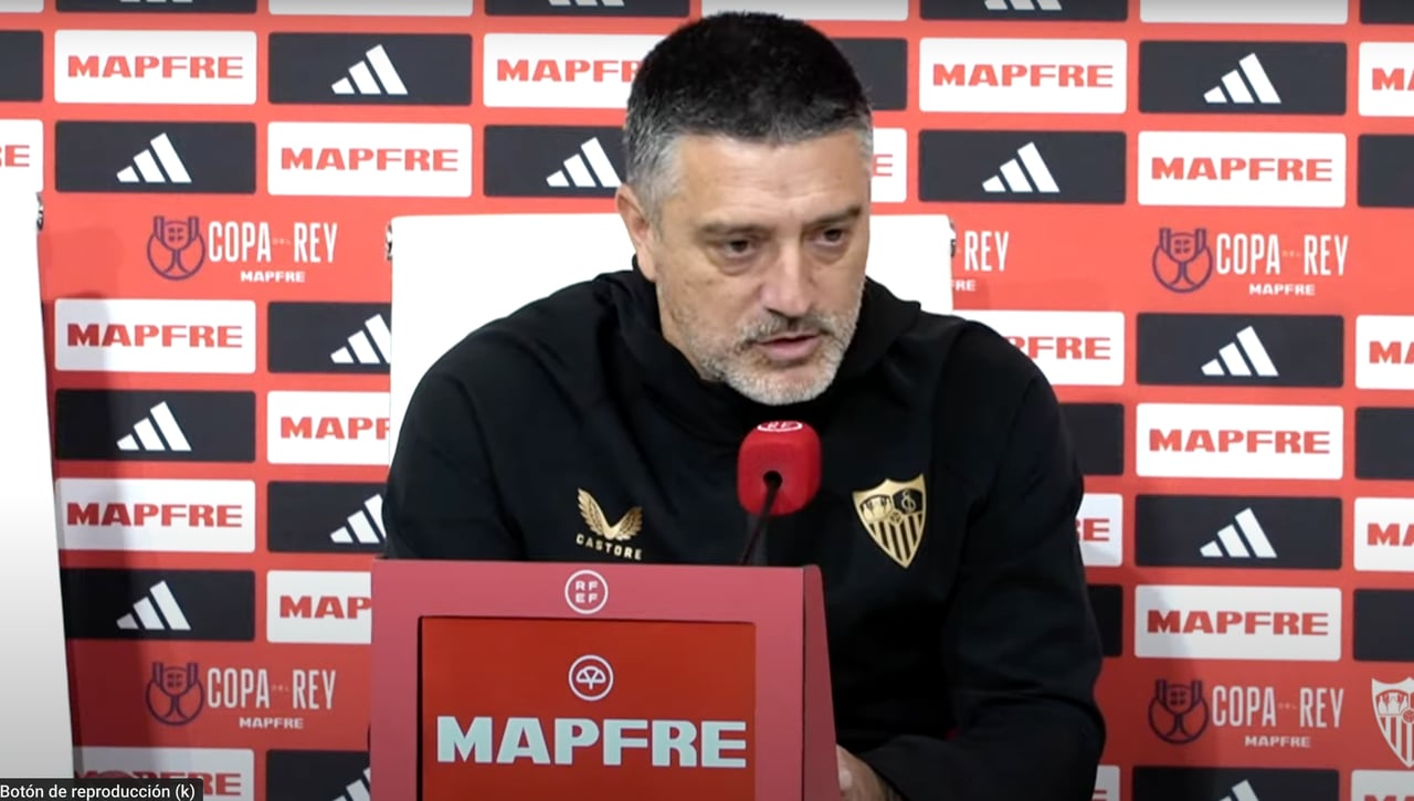 Reunión de urgencia en el vestuario sevillista en Almería