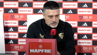 Reunión de urgencia en el vestuario sevillista en Almería