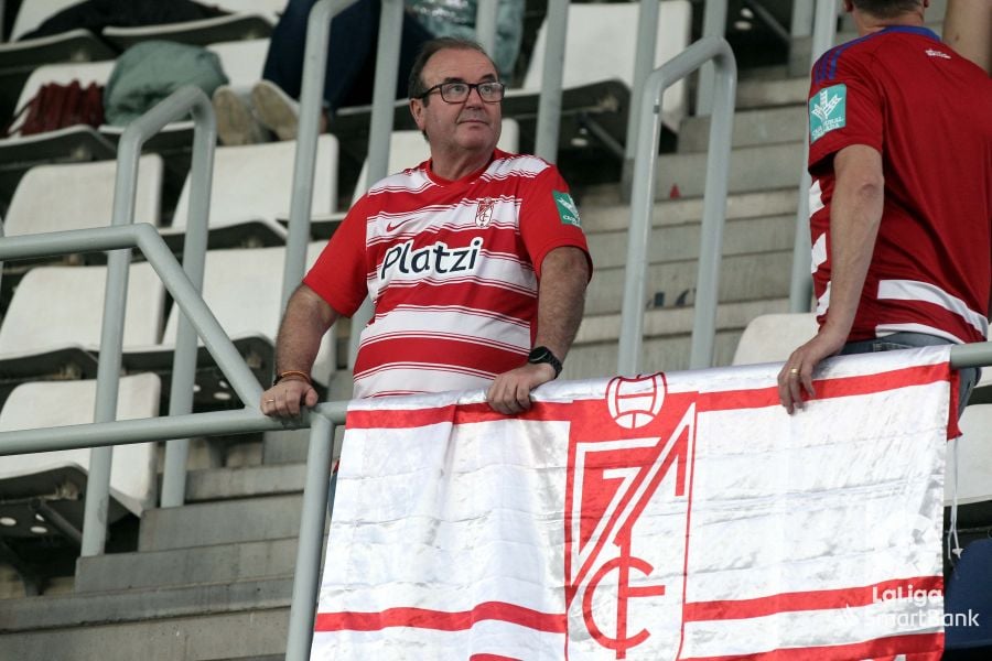 Cabizbajos, pero siempre acompañados: las mejores imágenes del Tenerife - Granada