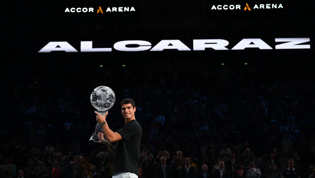 Alcaraz ya tiene el trofeo de número uno del mundo