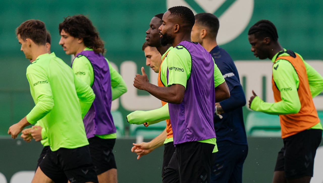 Cinco bajas y tres buenas noticias en el Betis para visitar a Osasuna