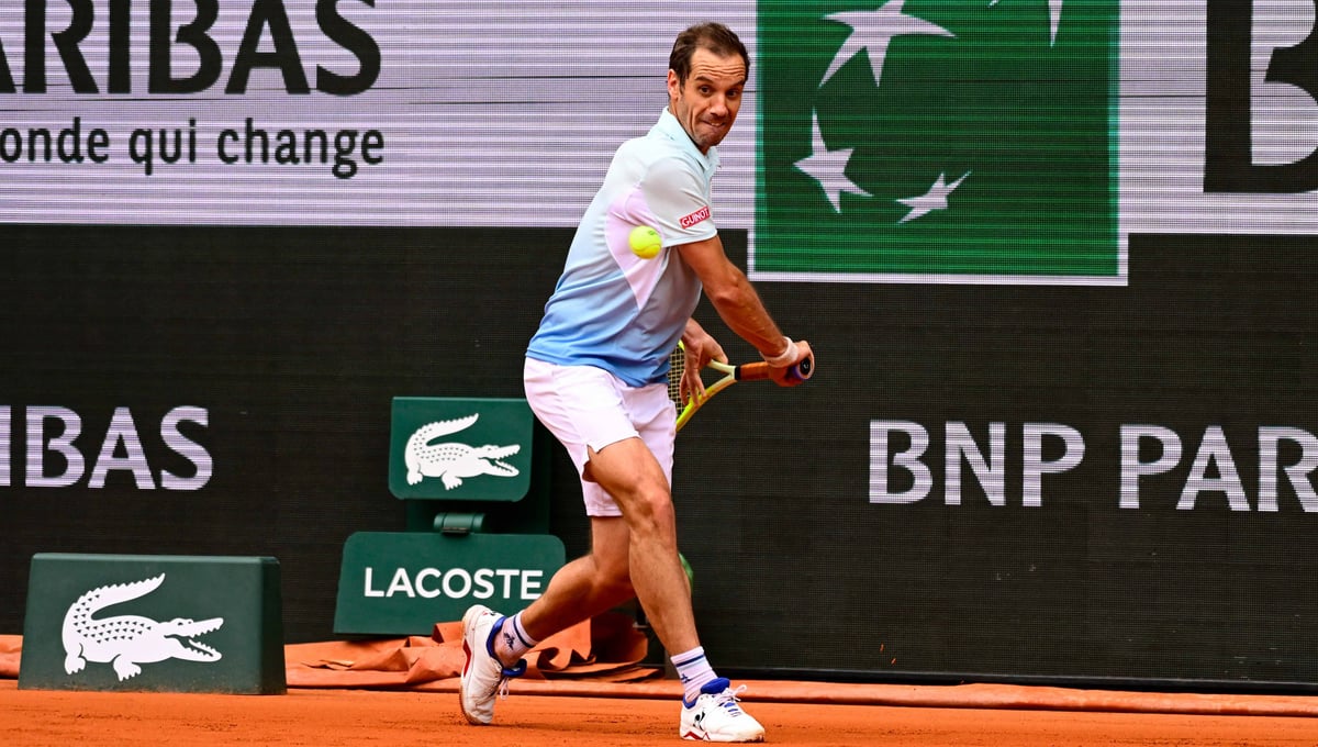 La leyenda del tenis francés retrasa su adiós en París