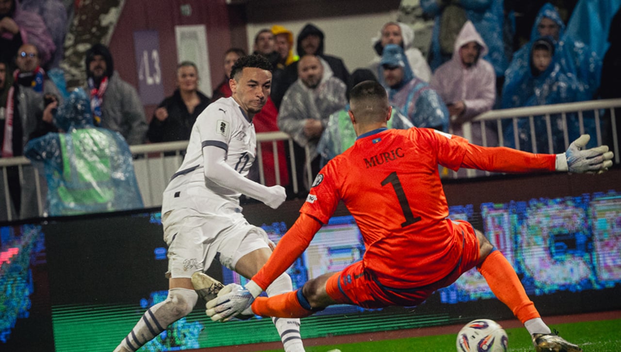 Sow asiste a Vargas para sellar el pase de Suiza; pleno de Suazo y portería a cero de Odysseas