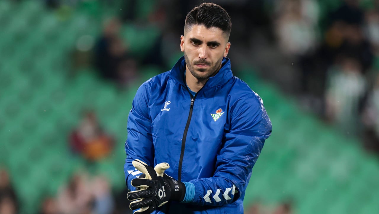 Martínez Quarta y Amrabat por Rui Silva y tres más