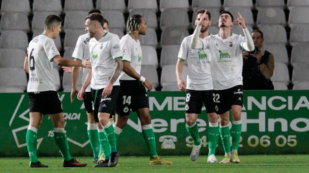 Suena un ex bético para el banquillo del Racing