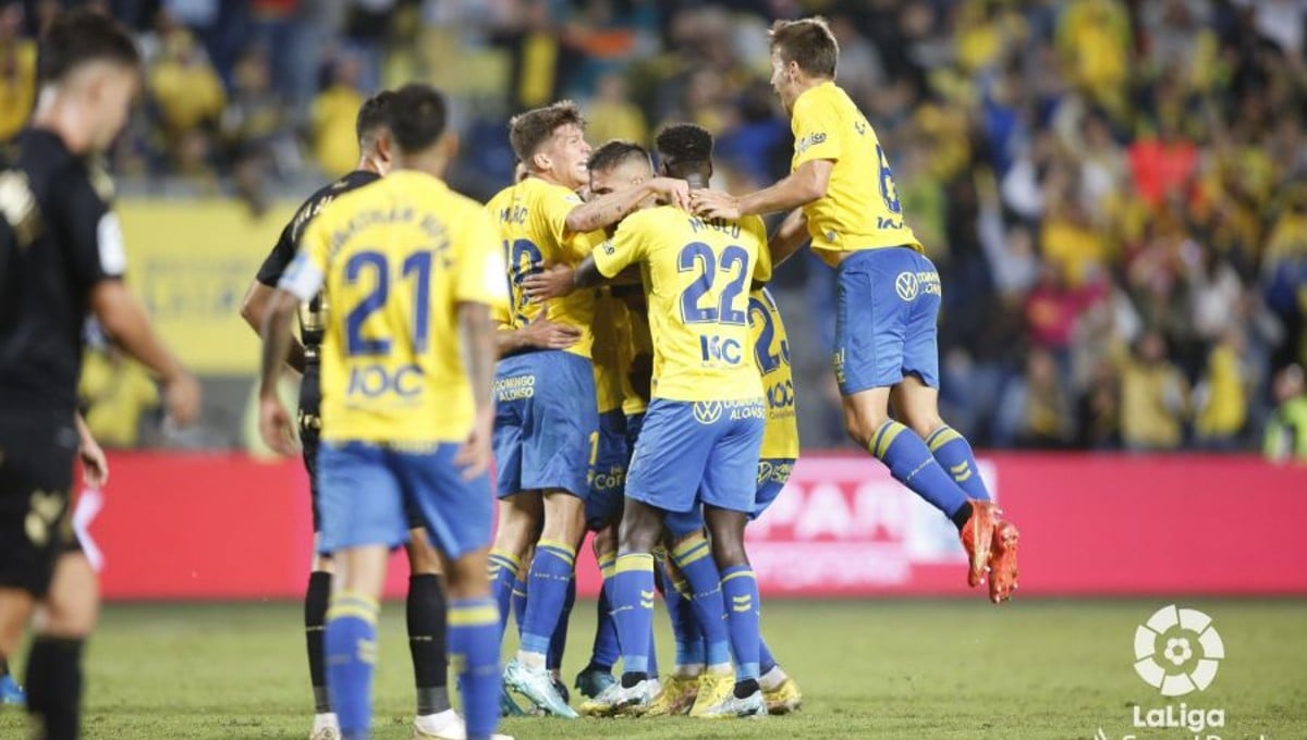 El ex del Sevilla y Cádiz que hace historia en Segunda división