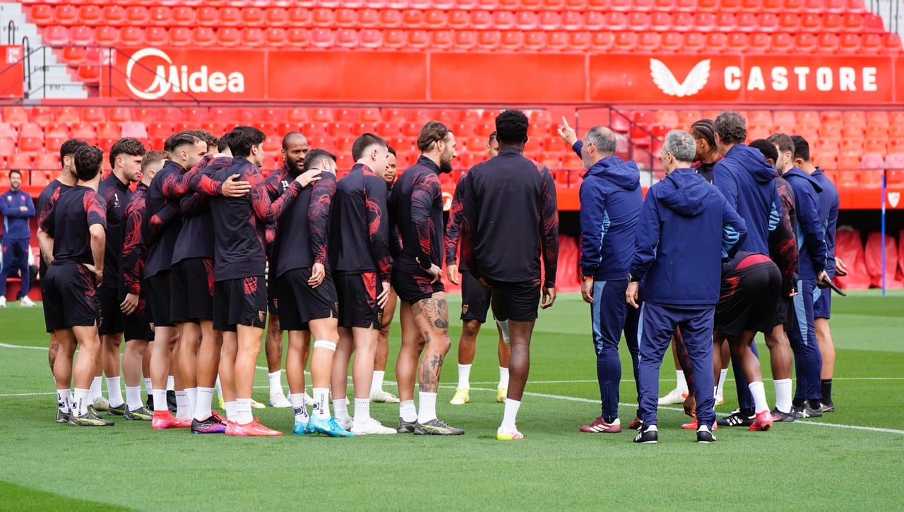 Puesta a punto sobre el césped del Ramón Sánchez-Pizjuán