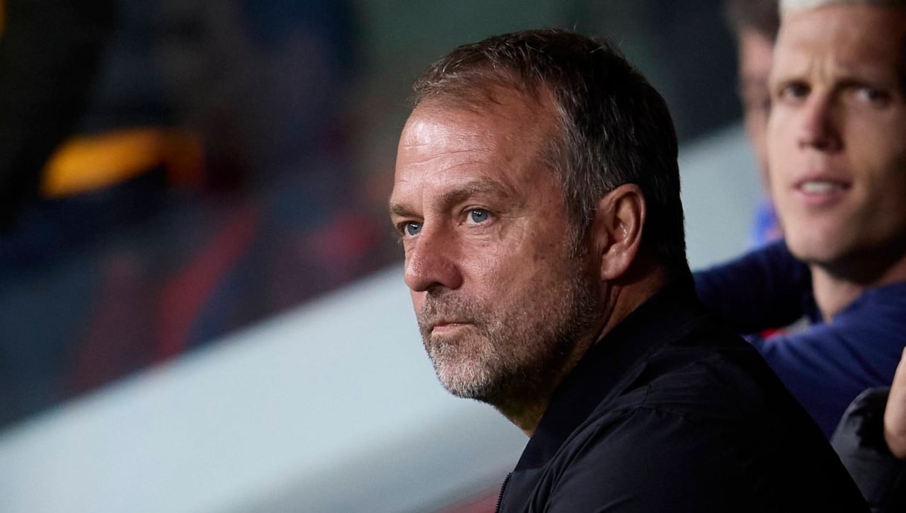 Hansi Flick no despega la vista del objetivo