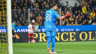 Metió al Olympiacos de Mendilibar en las 'semis' de la Conference parando tres penaltis... y fastidió a Orta y Fajardo