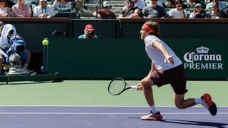 Tsitsipas cambia de arma para salir del pozo
