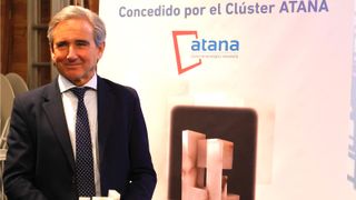 Víctor Tomás Lizarraga, director de Estrategia y Transformación Digital de Helvetia Seguros, recibe el Premio al Mejor CIO de Navarra