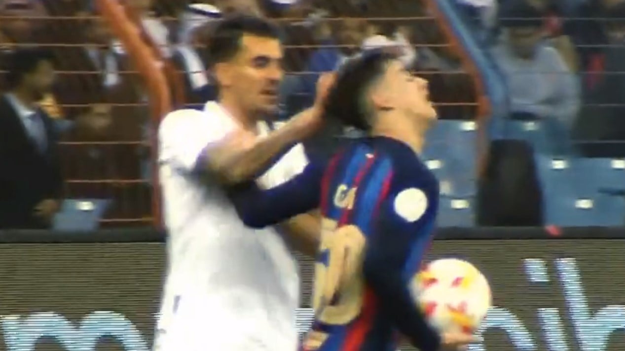 El fuerte enganchón entre Gavi y Dani Ceballos