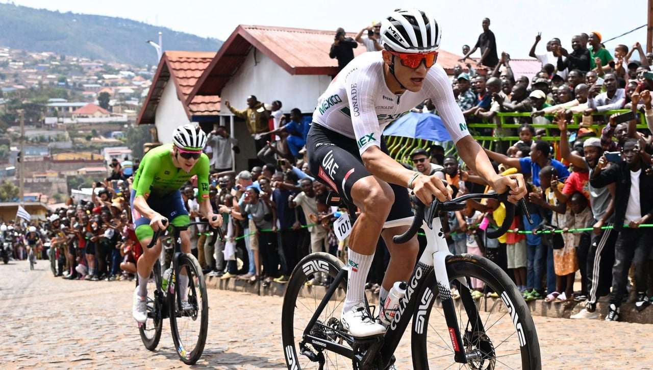 Isaac del Toro revela qué habló con Pogacar en el Mundial y cómo afectó a Juan Ayuso