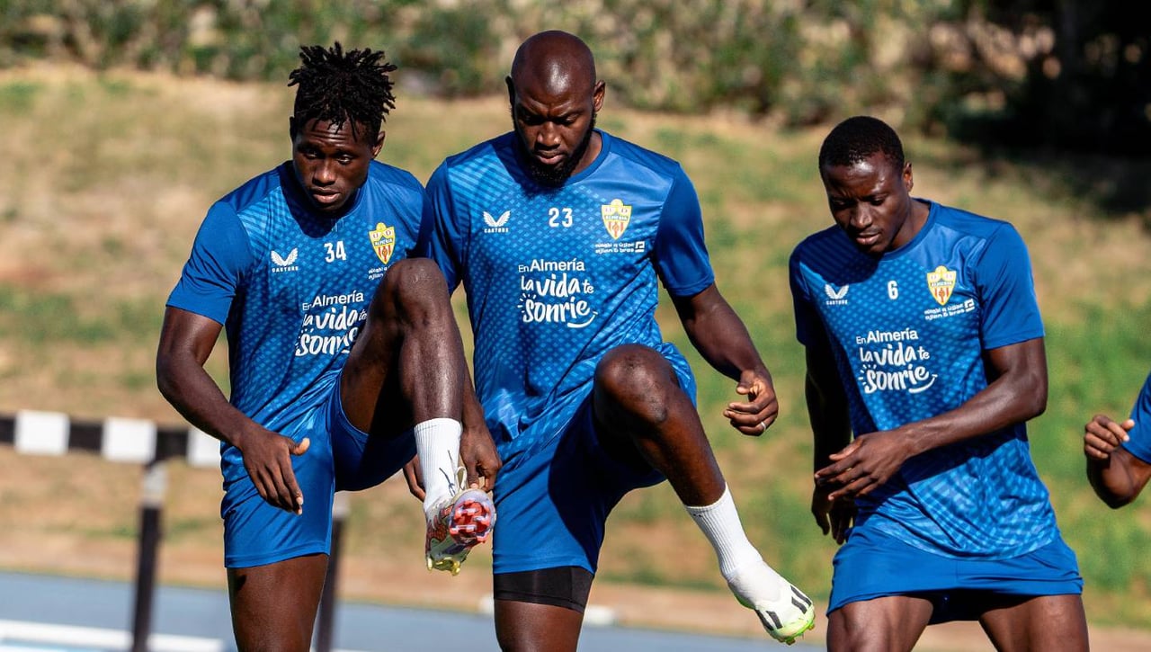 A falta de entrenador, al Almería se le acumulan los problemas antes de San Mamés