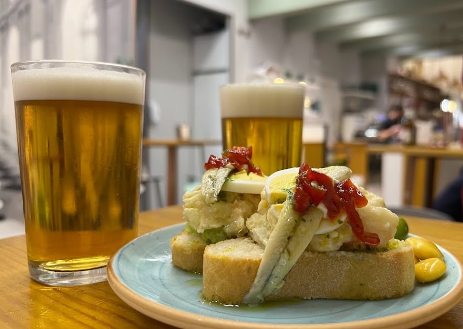 Los bares de Sevilla que 'regalan' tapa y cerveza hasta el día 27