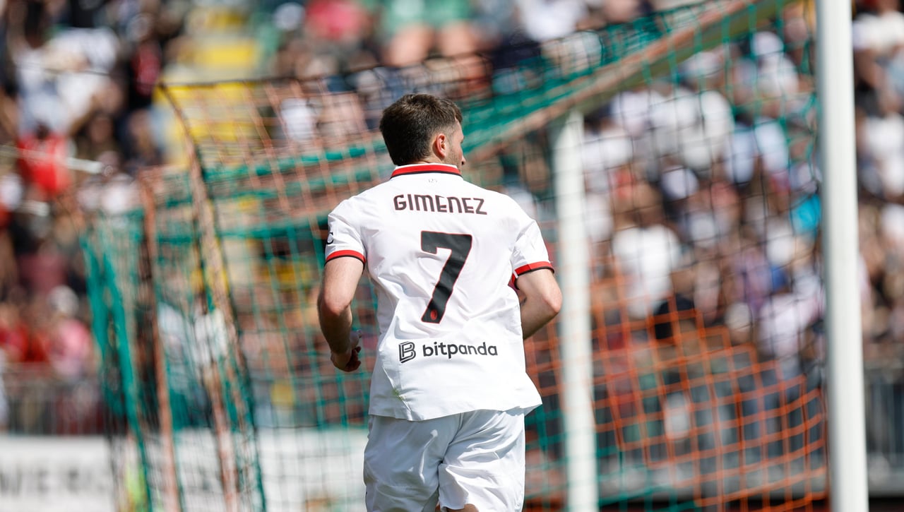 Santiago Giménez pone fin a su mala racha