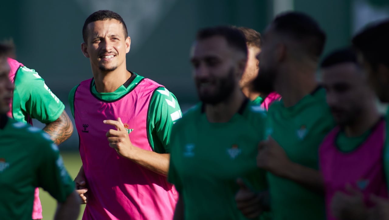 Un 'problema' en defensa para el que Pellegrini sigue buscando solución